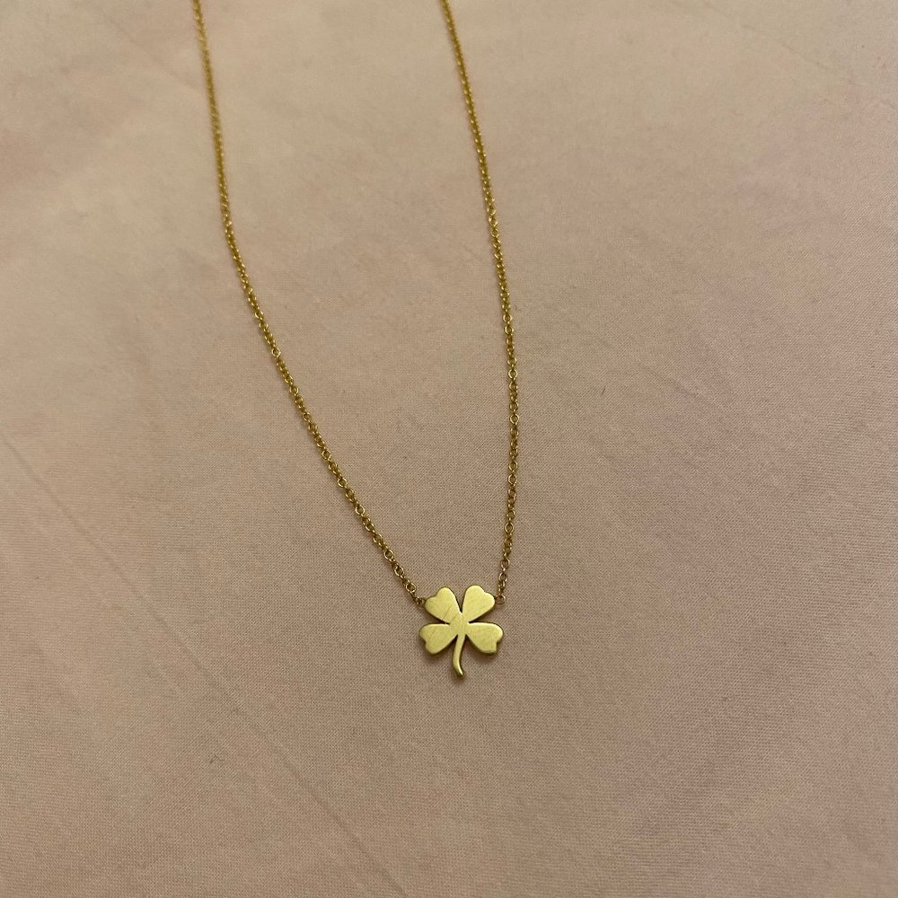 Good luck! Jennifer Meyer 18 ct gold clover leaf necklace